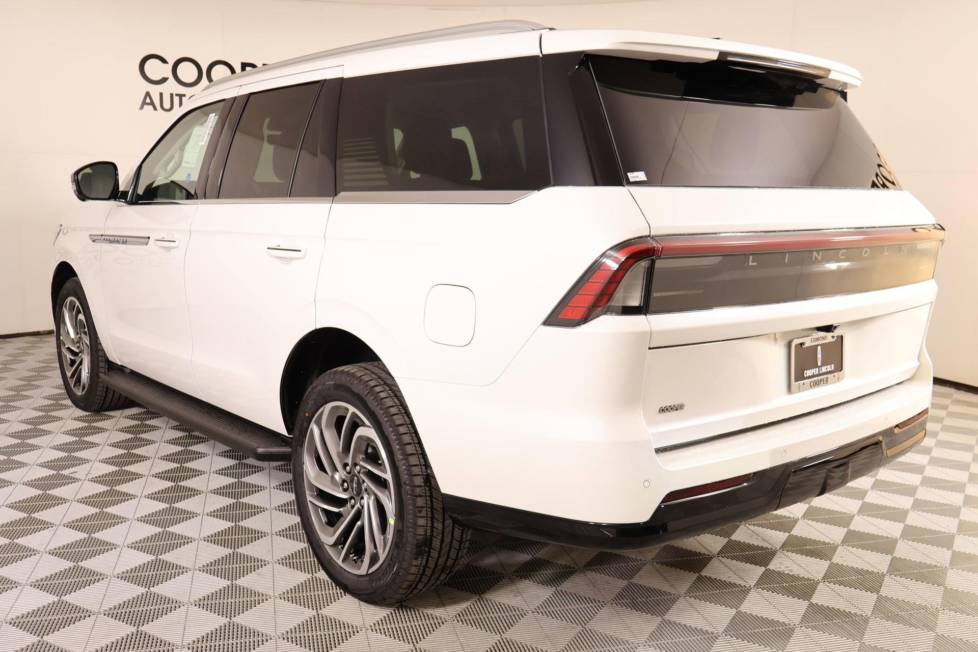 New 2026 Lincoln Navigator Premiere AWD/4WD image 24