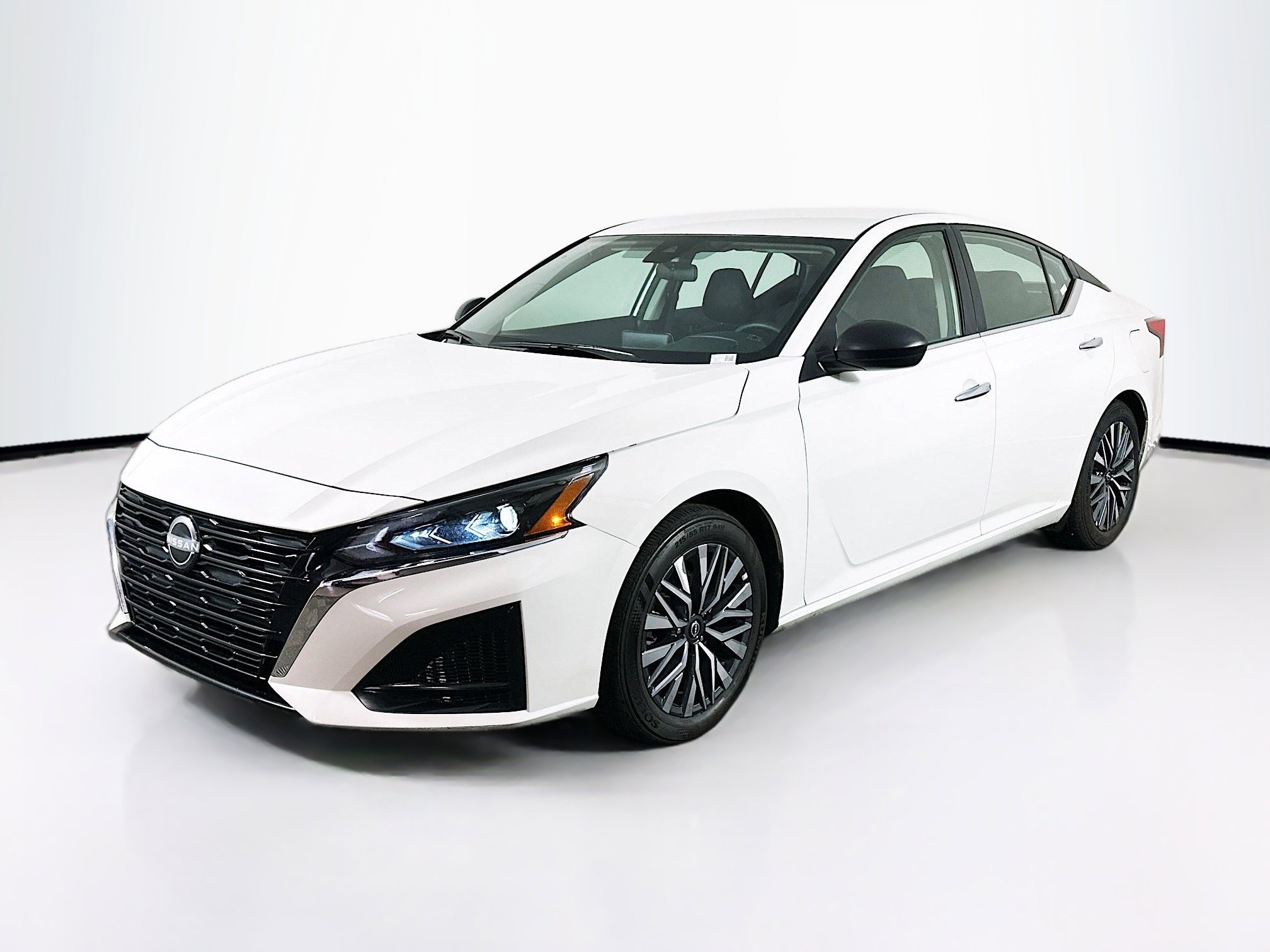 Used 2025 Nissan Altima 2.5 SV image 3