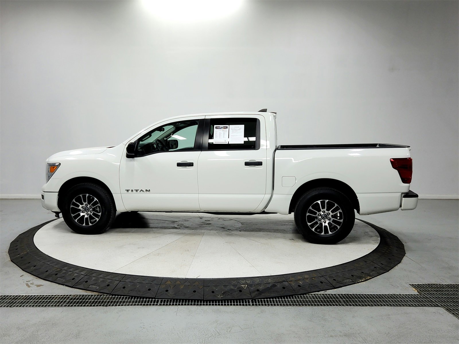 Used 2023 Nissan Titan SV image 5