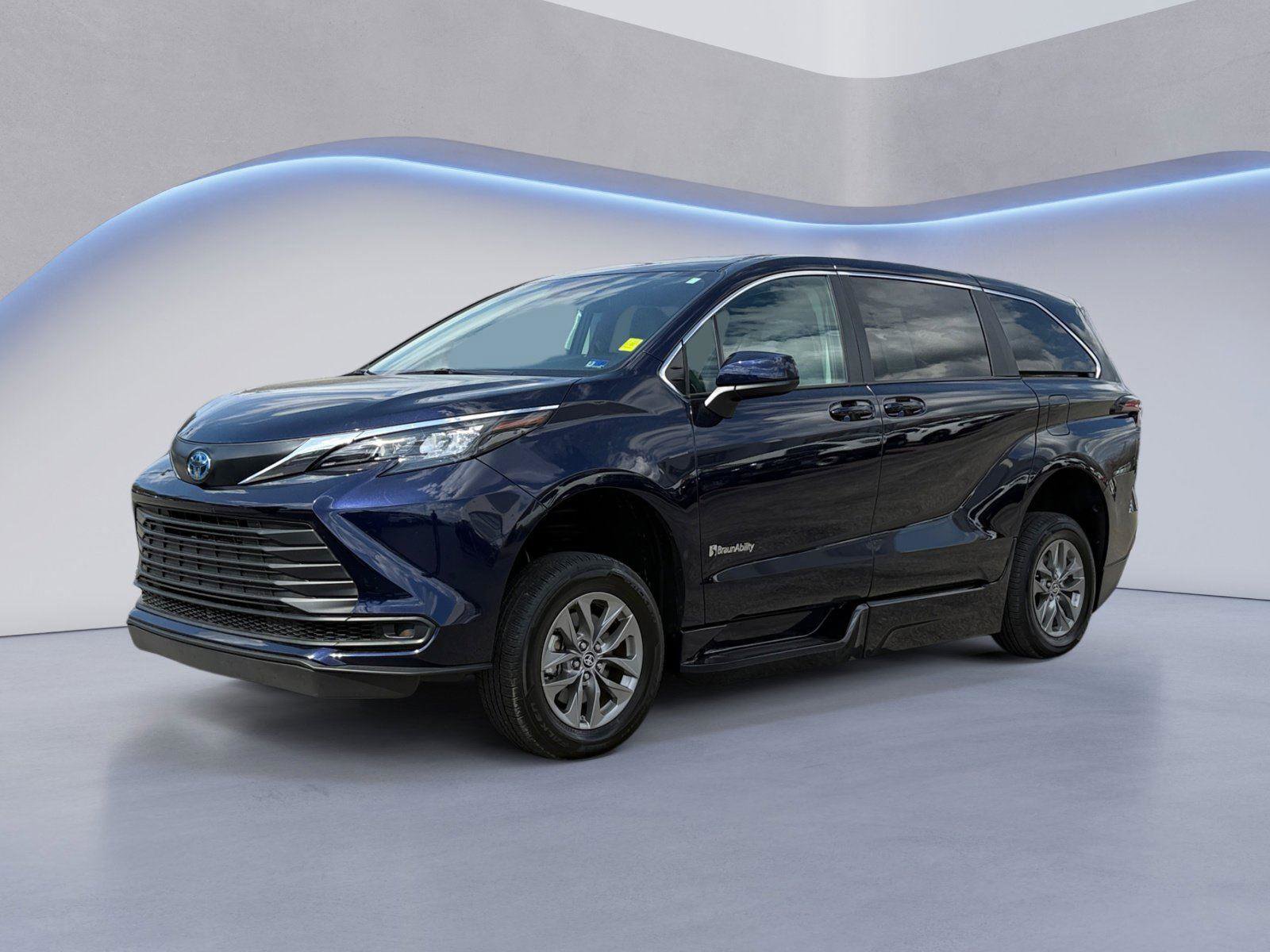 Used 2024 Toyota Sienna LE FWD image 7