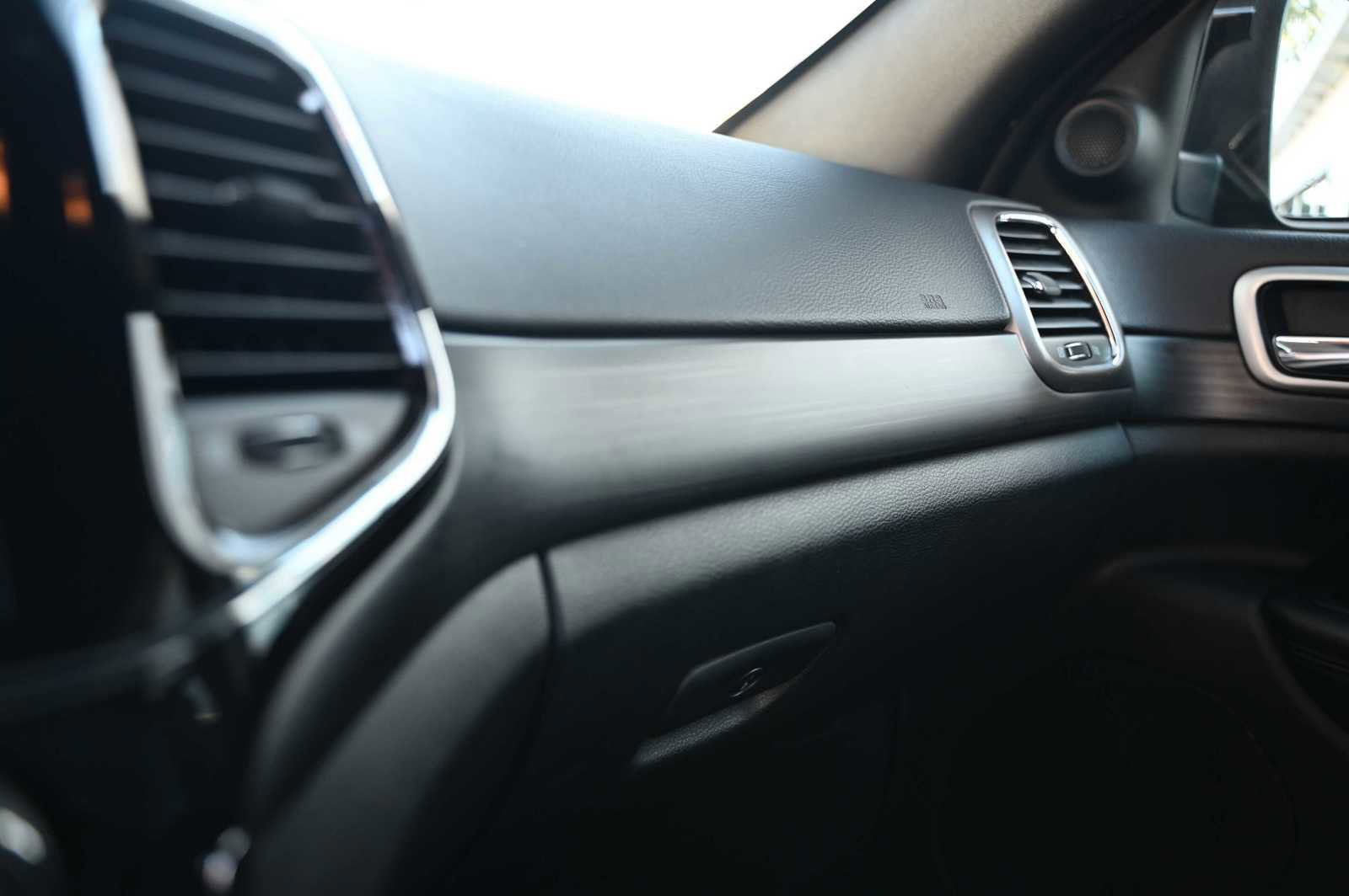 Used 2019 Jeep Grand Cherokee Altitude image 14