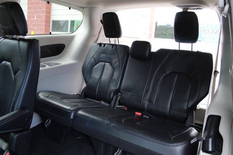 Used 2022 Chrysler Pacifica Touring-L w/ Uconnect Theater Family Group AWD/4WD image 26