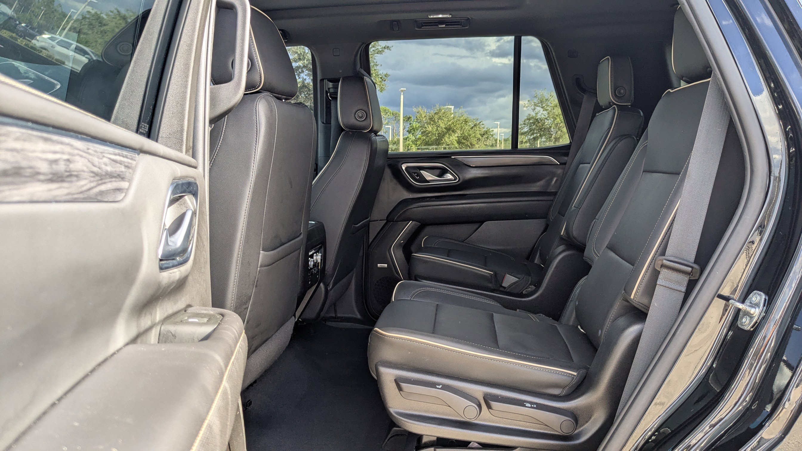 Used 2022 GMC Yukon SLT w/ SLT Premium Package image 17