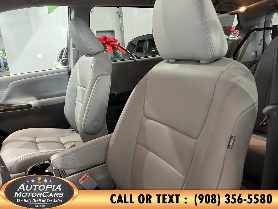 Used 2019 Toyota Sienna XLE image 17