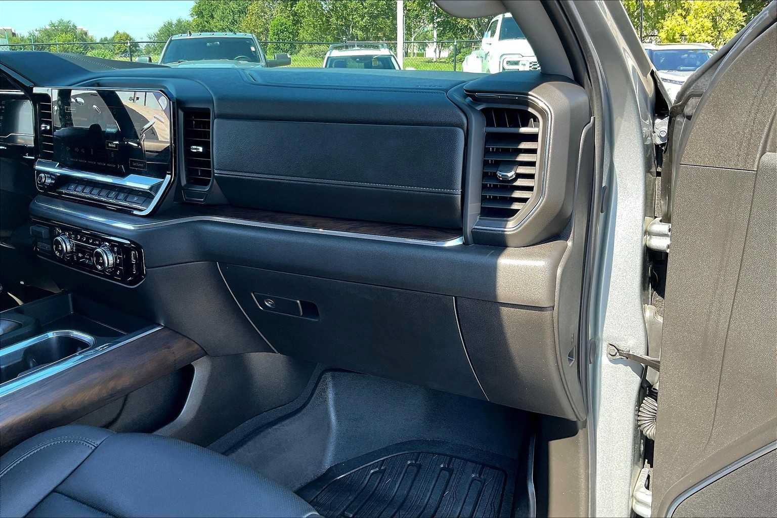 Used 2025 GMC Sierra 1500 SLT AWD/4WD image 19