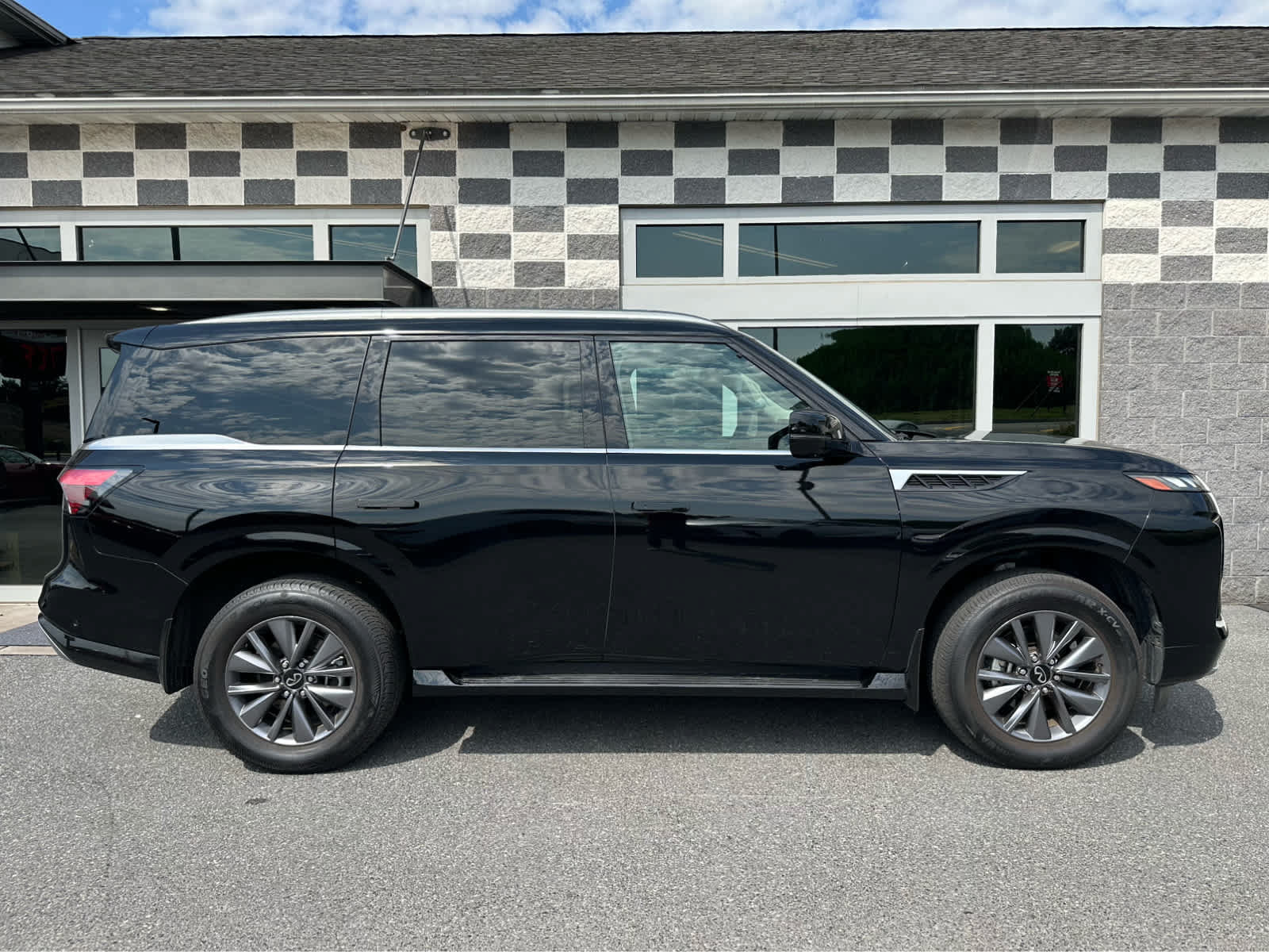 Used 2025 INFINITI QX80 Pure w/ Cargo Package AWD/4WD image 7