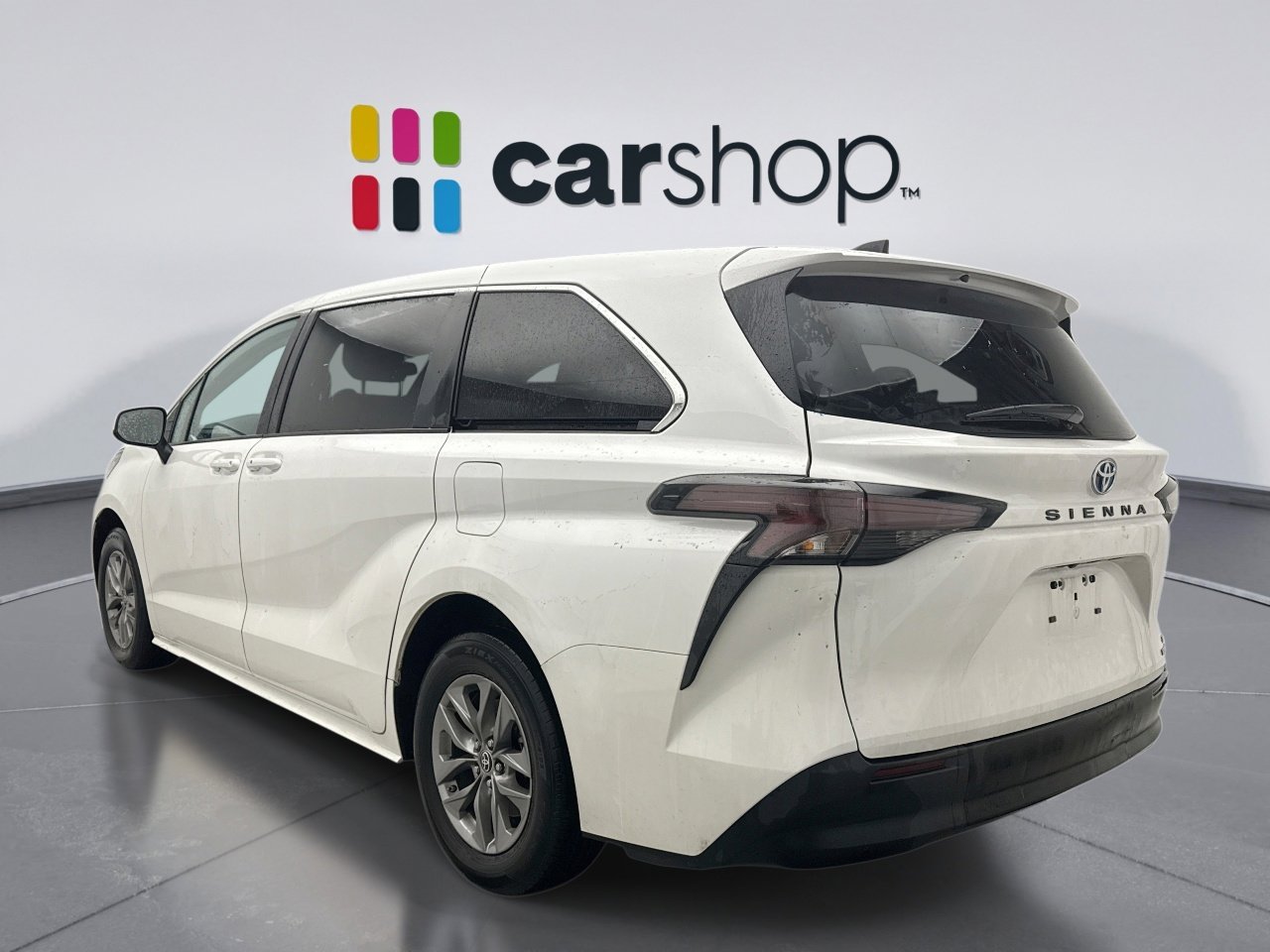 Used 2024 Toyota Sienna LE image 3