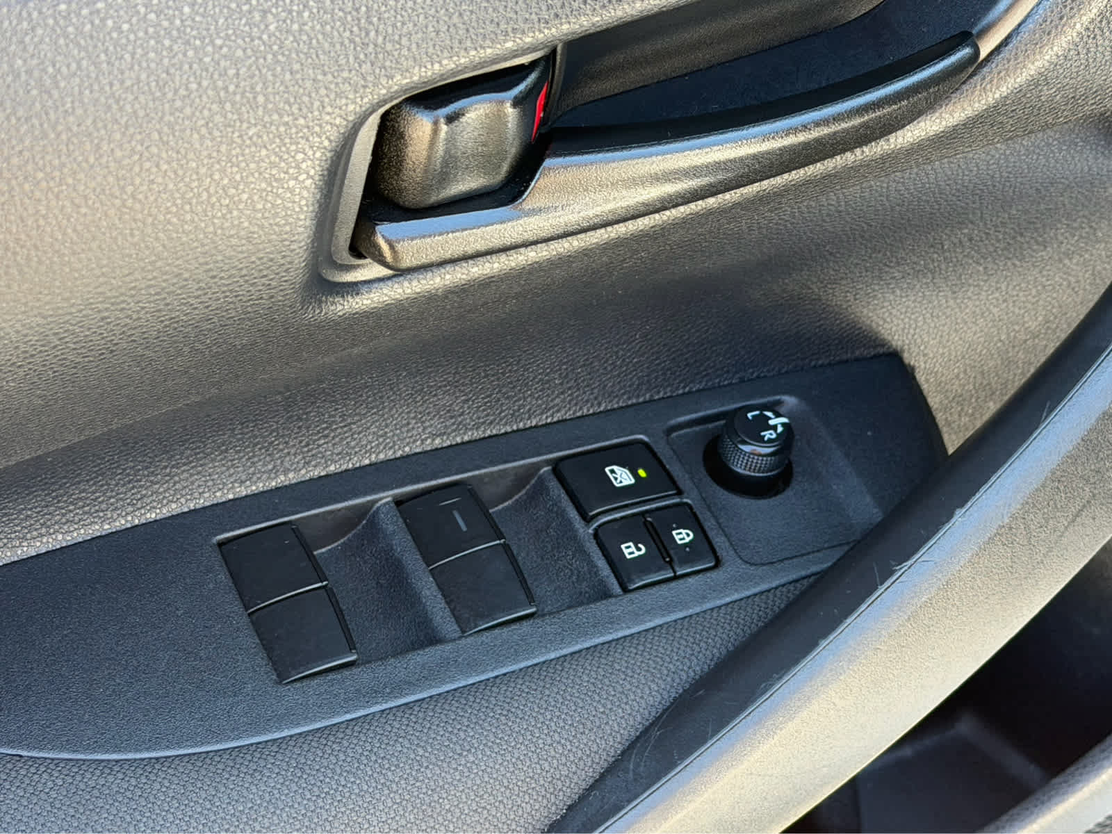 Used 2025 Toyota Corolla LE FWD image 11