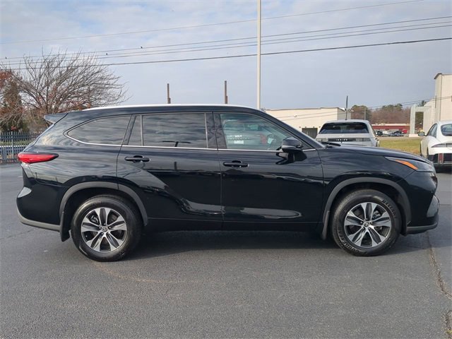 Used 2022 Toyota Highlander XLE image 3