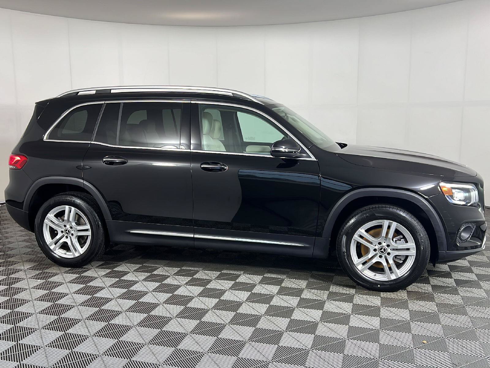 Used 2023 Mercedes-Benz GLB 250 4MATIC image 3