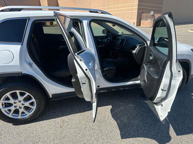 Used 2018 Jeep Cherokee Latitude Plus AWD/4WD image 17