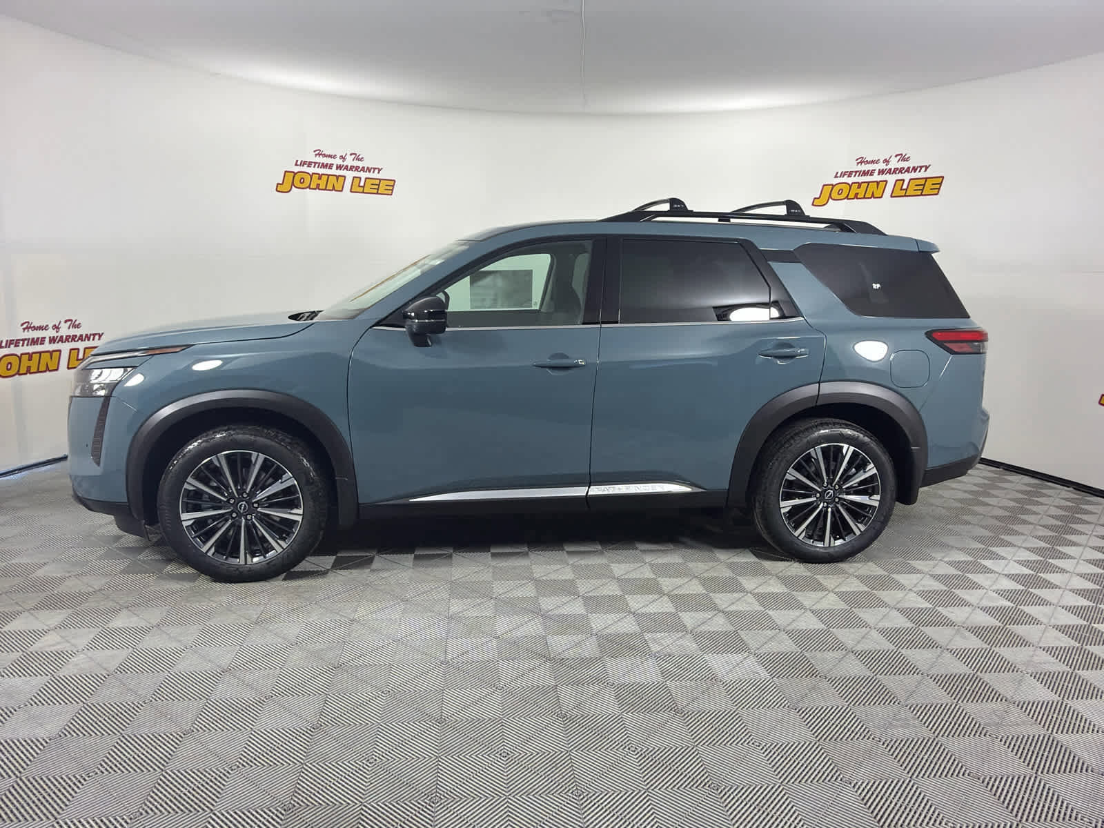New 2026 Nissan Pathfinder Platinum AWD/4WD image 2