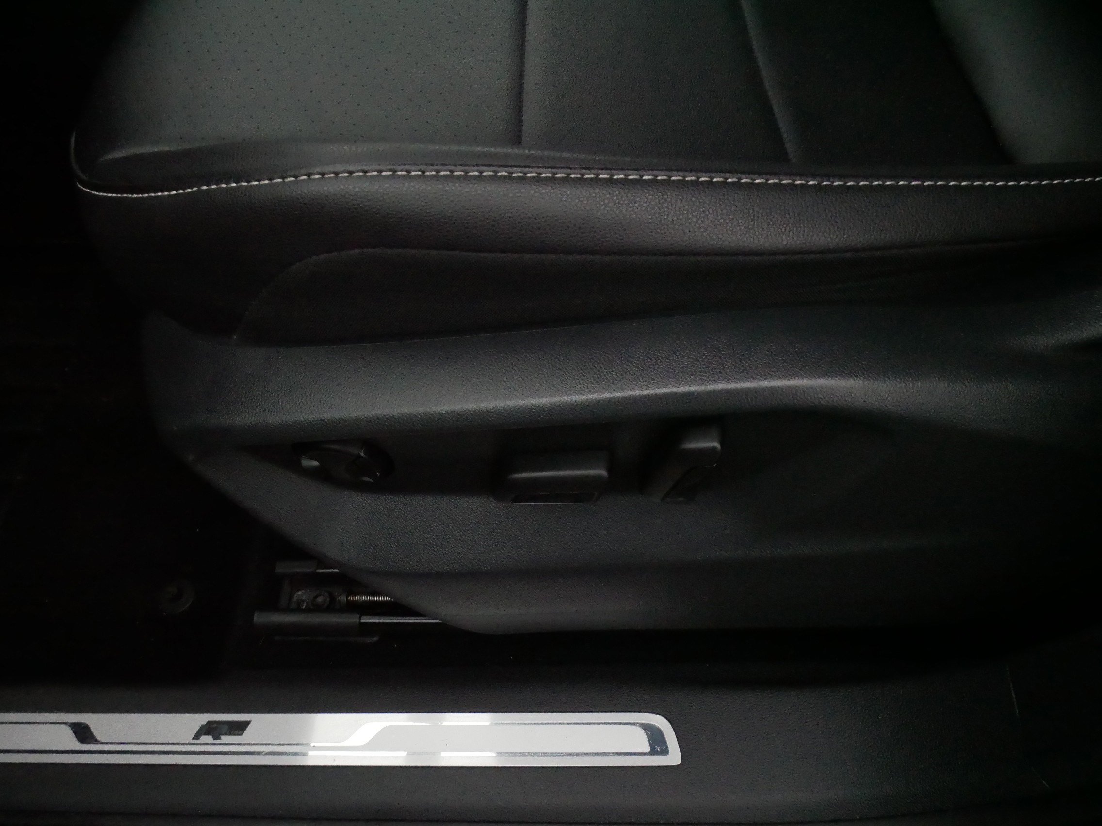 Used 2021 Volkswagen Tiguan SE R-Line image 20