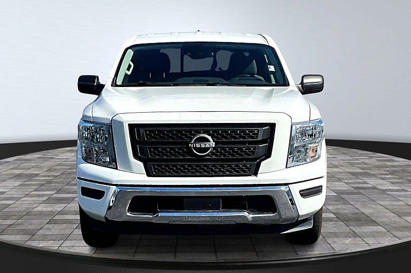 Used 2023 Nissan Titan SV image 3