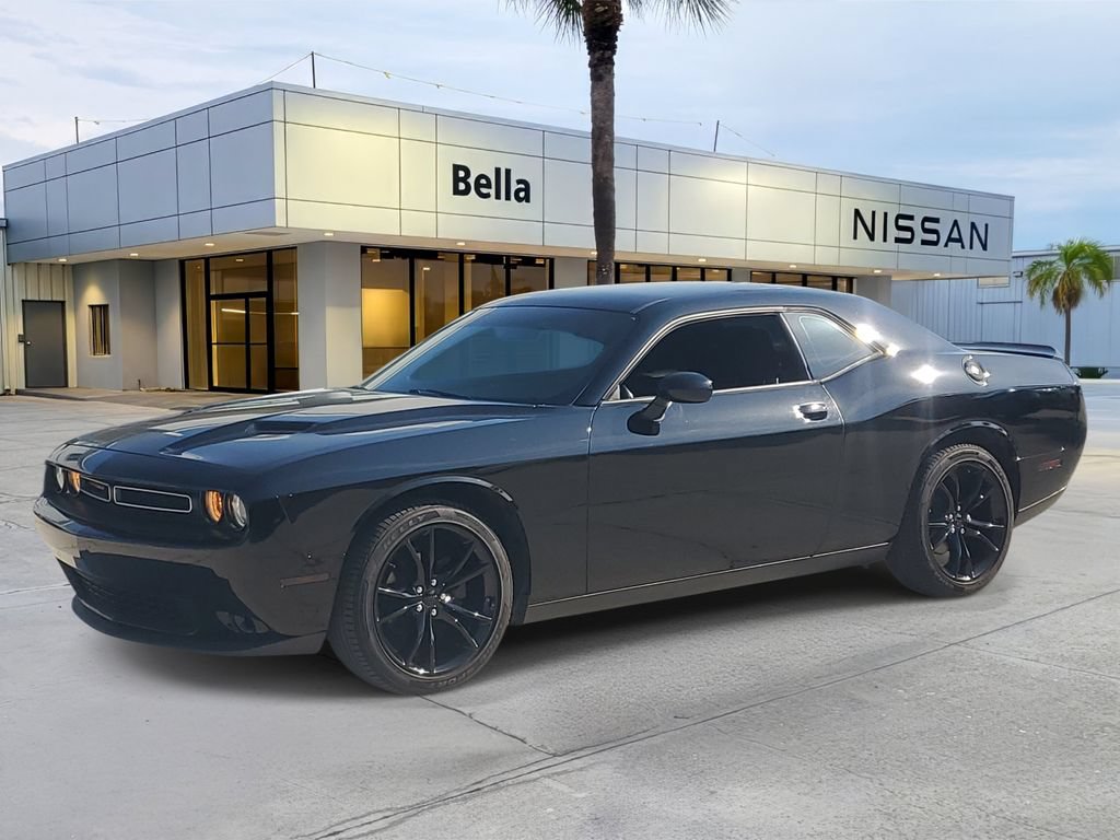 Used 2018 Dodge Challenger SXT RWD image 2