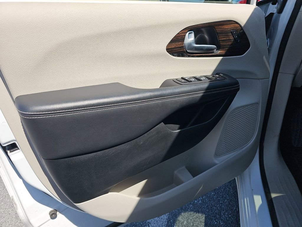 Used 2024 Chrysler Pacifica Limited image 10