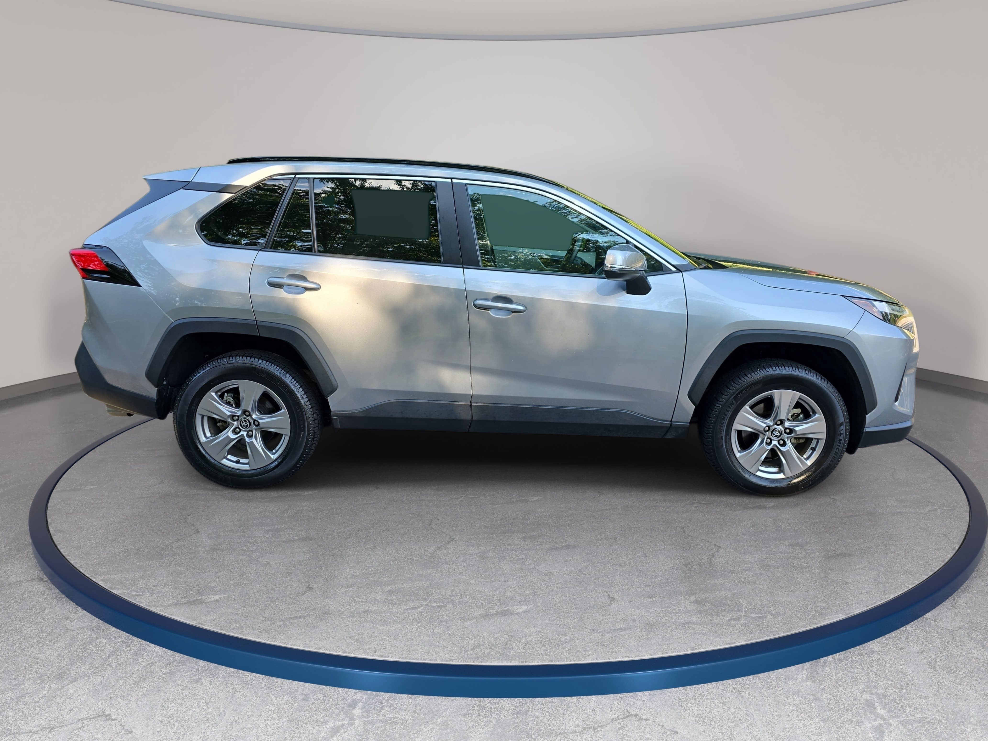 Used 2022 Toyota RAV4 XLE AWD/4WD image 4