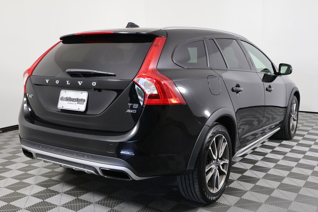 Used 2016 Volvo V60 T5 Cross Country Platinum image 2