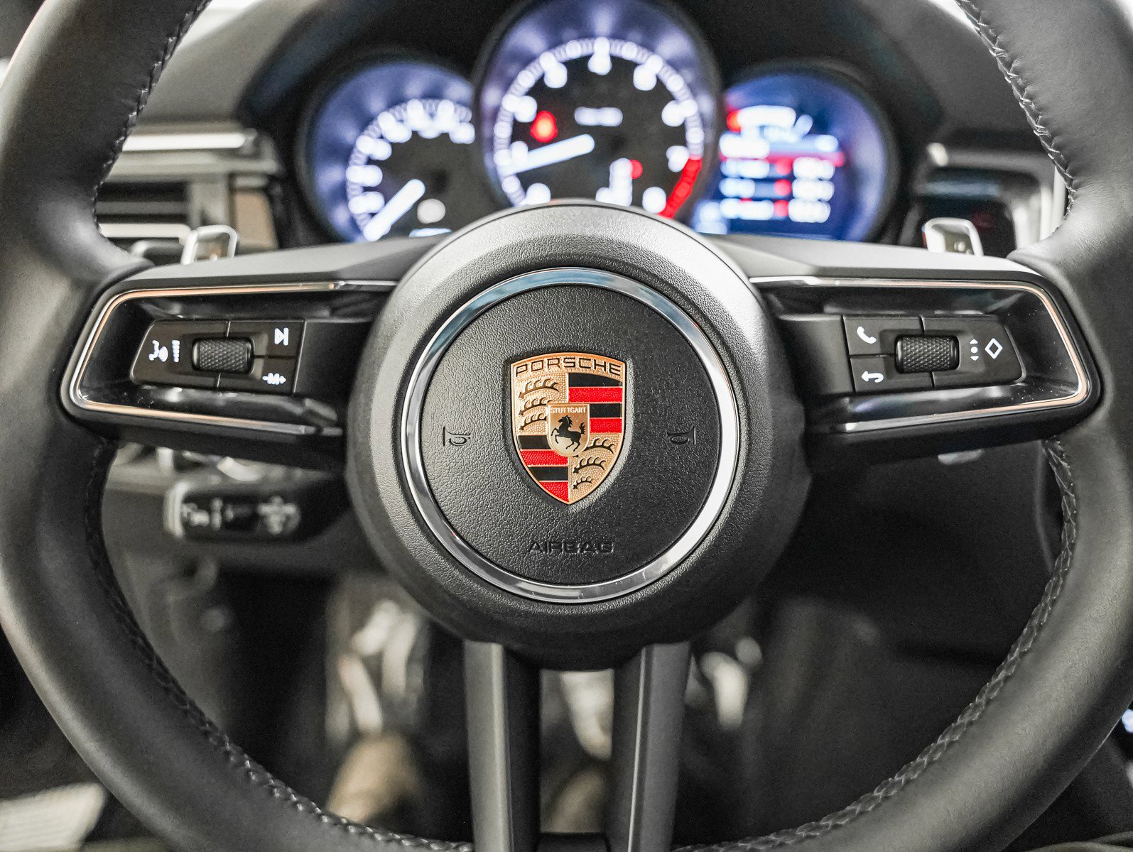 Certified 2025 Porsche Macan image 17