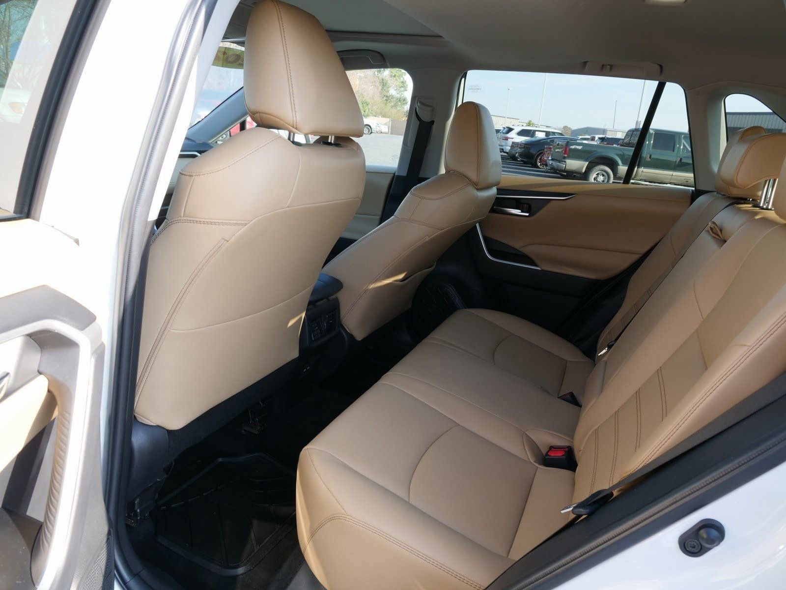 Used 2022 Toyota RAV4 XLE Premium image 15