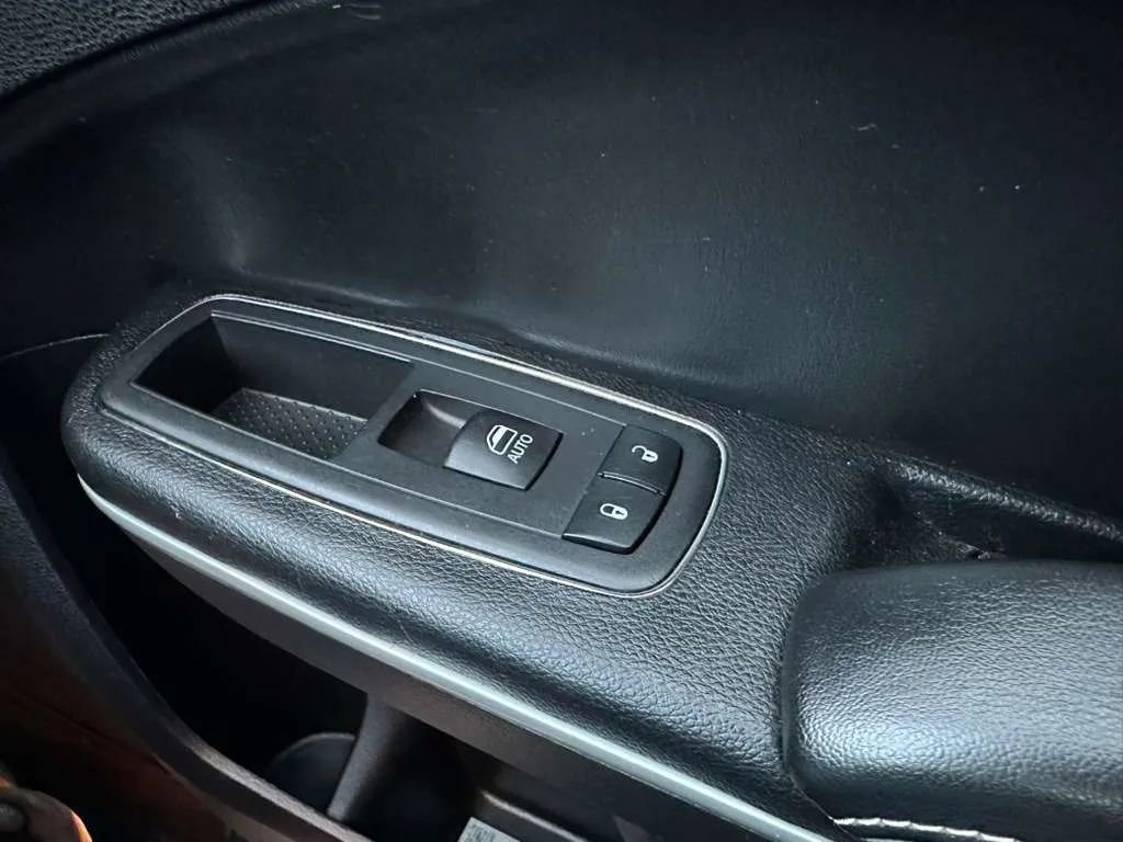 Used 2019 Chrysler 300 S image 37