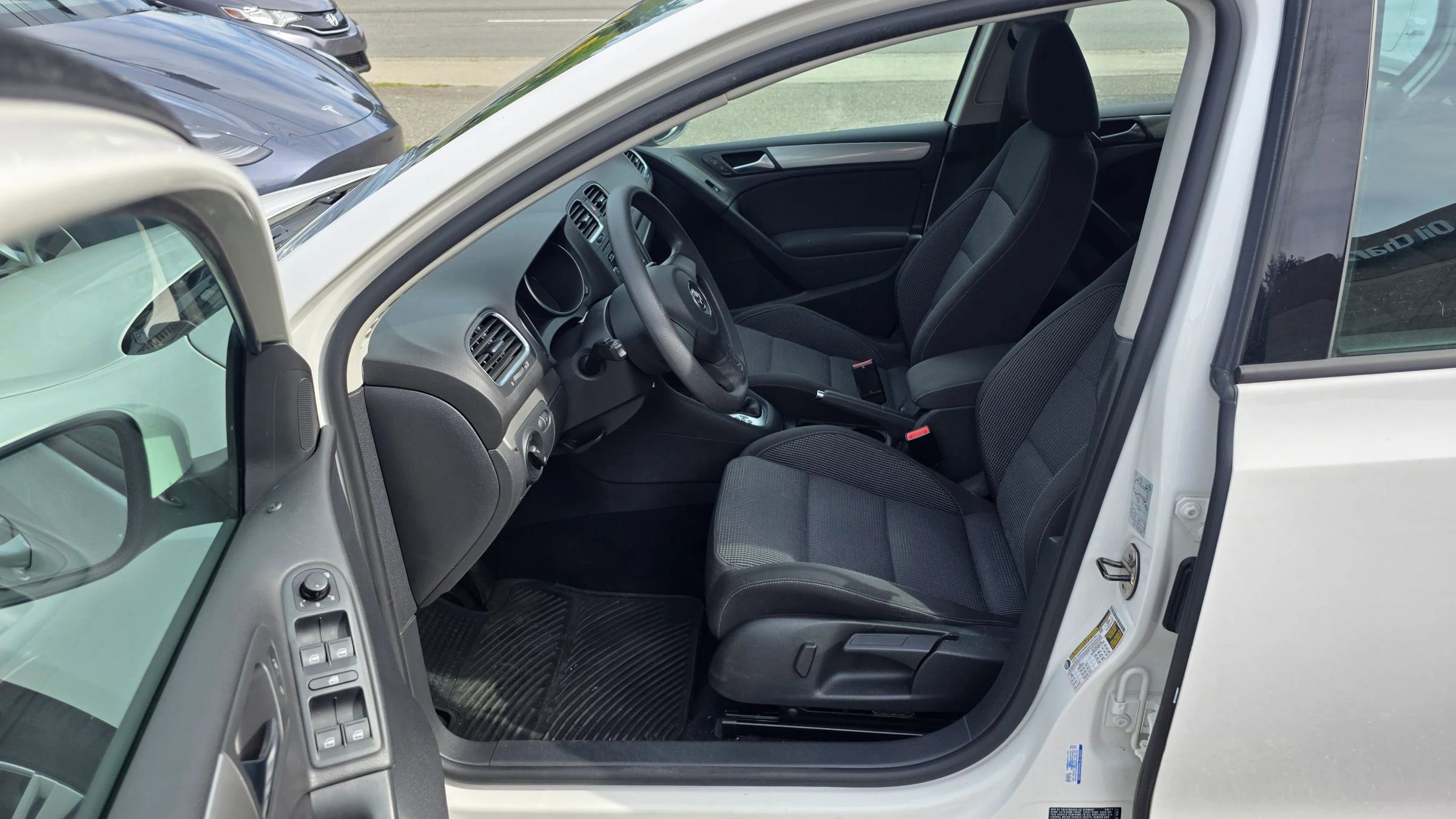Used 2012 Volkswagen Golf 4-Door image 8
