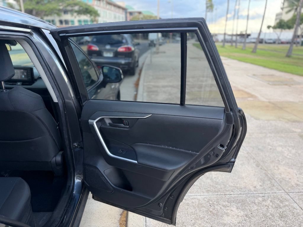 Used 2021 Toyota RAV4 LE AWD/4WD image 10