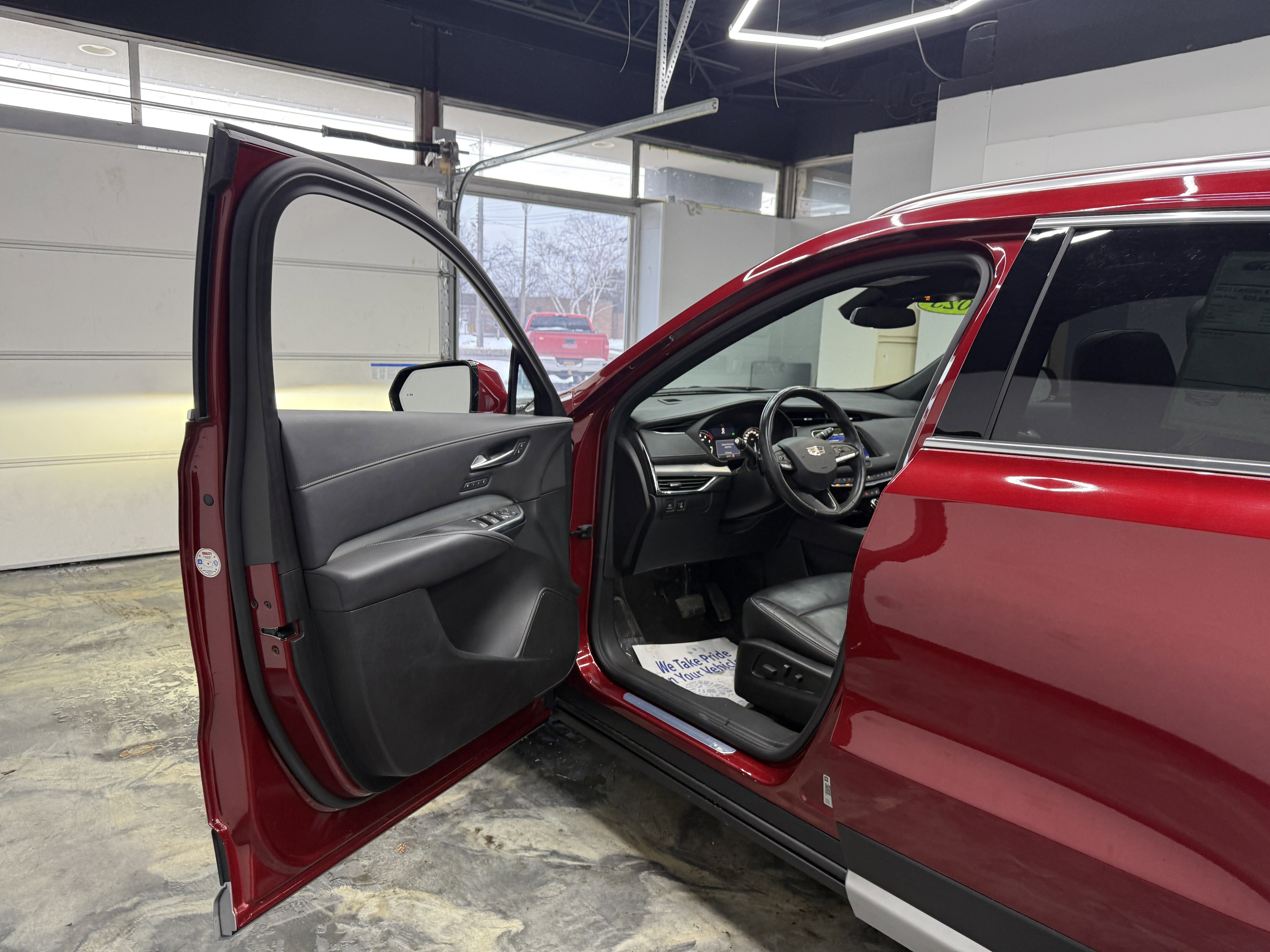 Used 2023 Cadillac XT4 Premium Luxury image 9