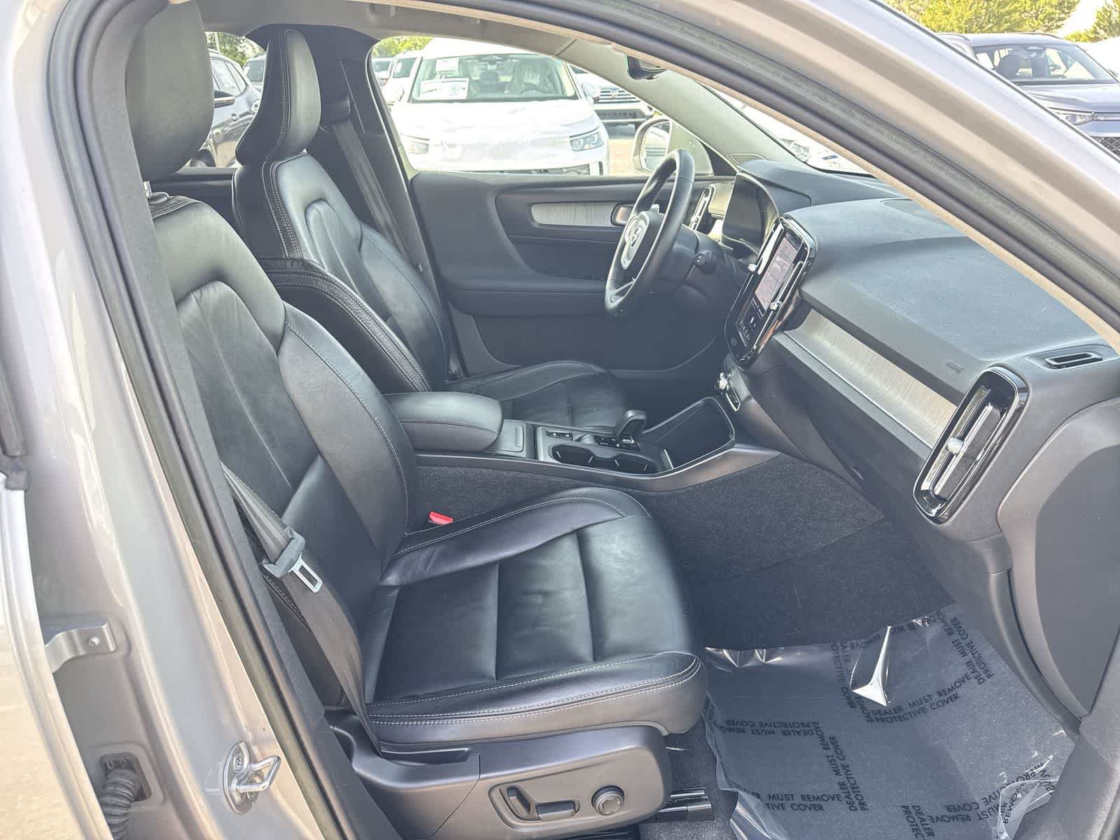 Used 2023 Volvo XC40 B4 Core w/ Convenience Package FWD image 28