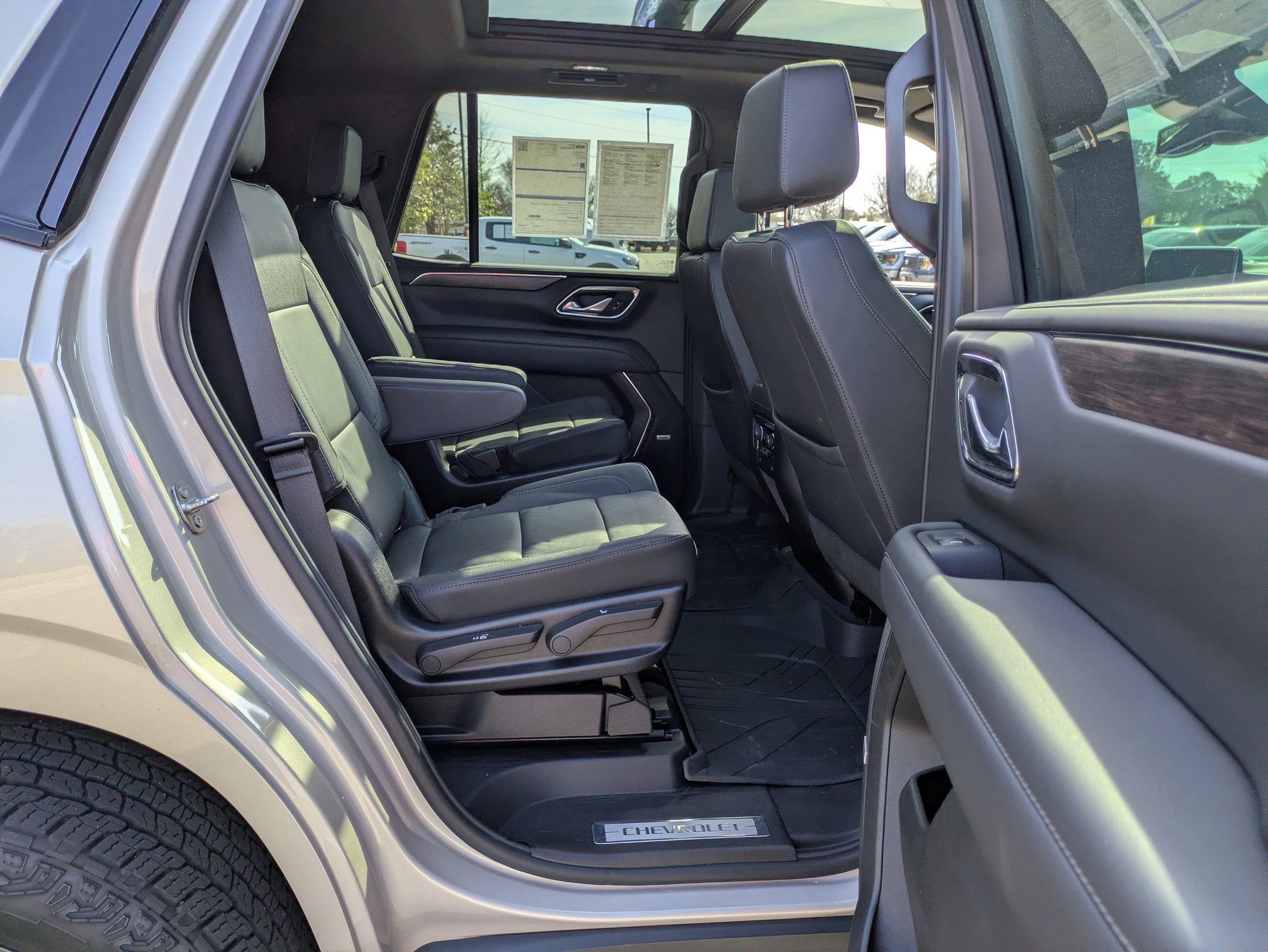 Used 2023 Chevrolet Tahoe Z71 w/ Luxury Package AWD/4WD image 36