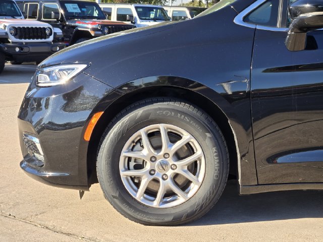 Used 2024 Chrysler Pacifica Touring-L FWD image 9