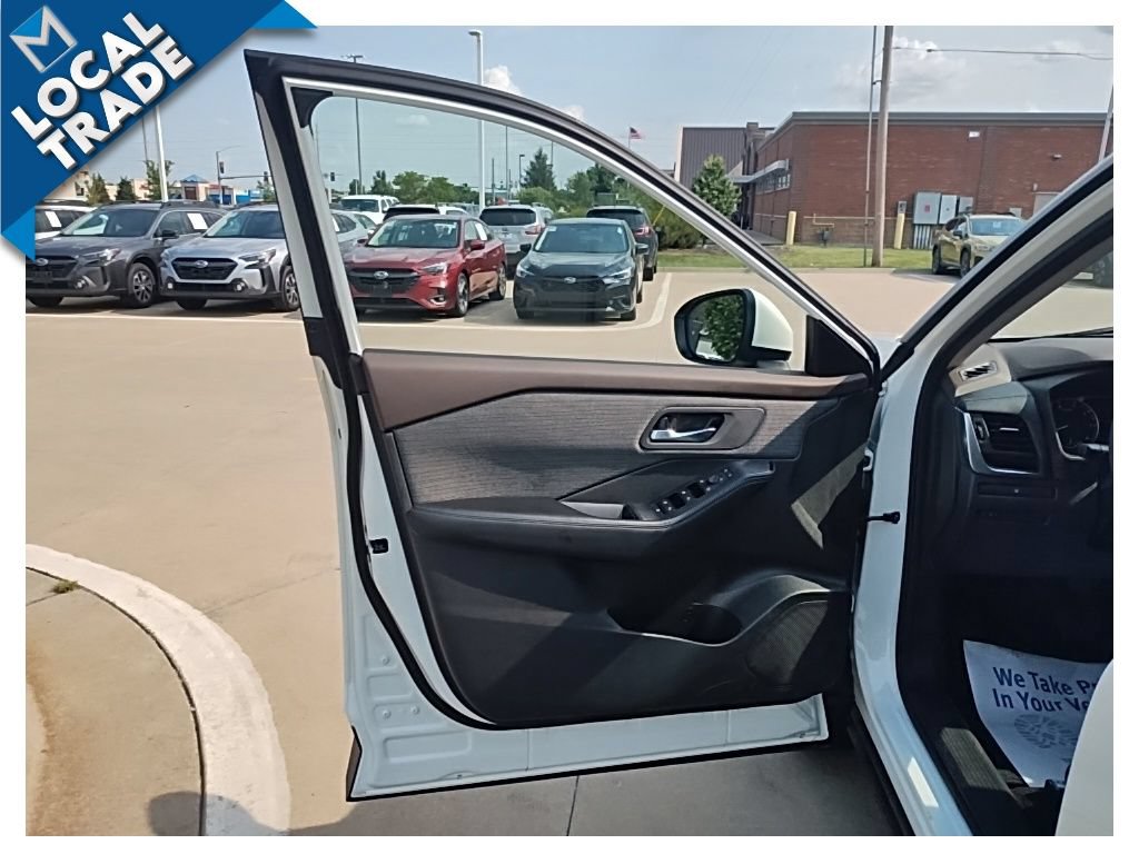 Used 2023 Nissan Rogue SV FWD image 12