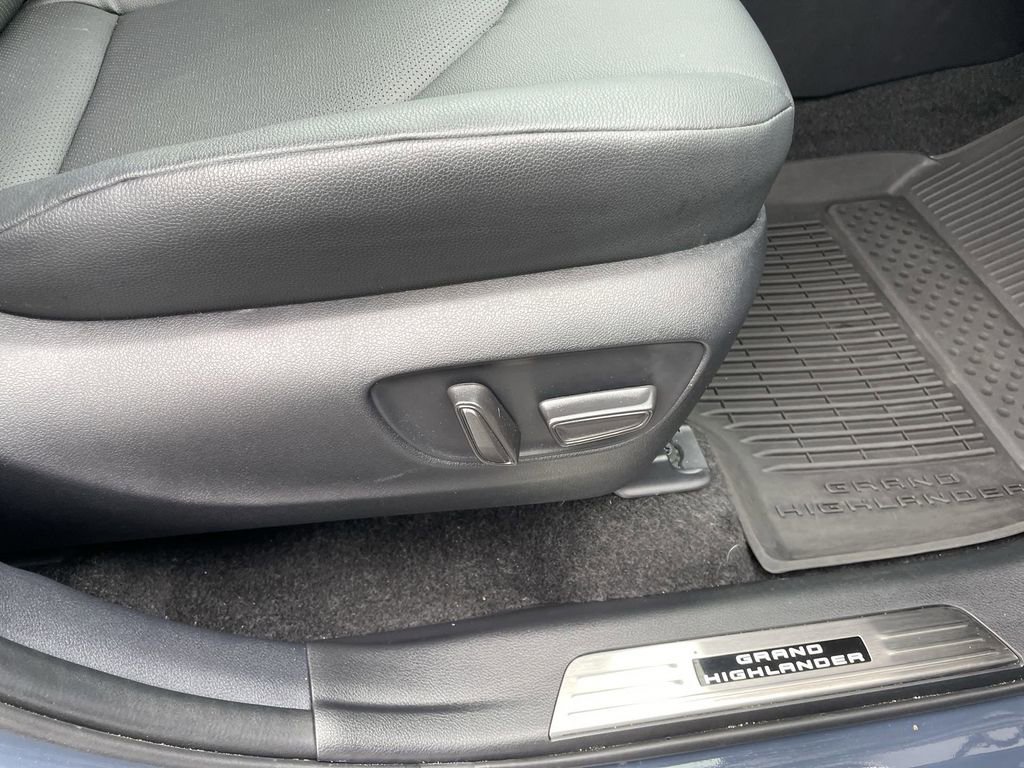 Used 2025 Toyota Grand Highlander AWD image 35
