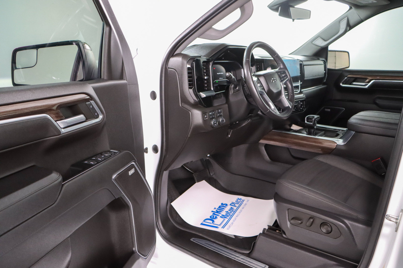 Used 2023 Chevrolet Silverado 1500 RST w/ Redline Edition AWD/4WD image 4