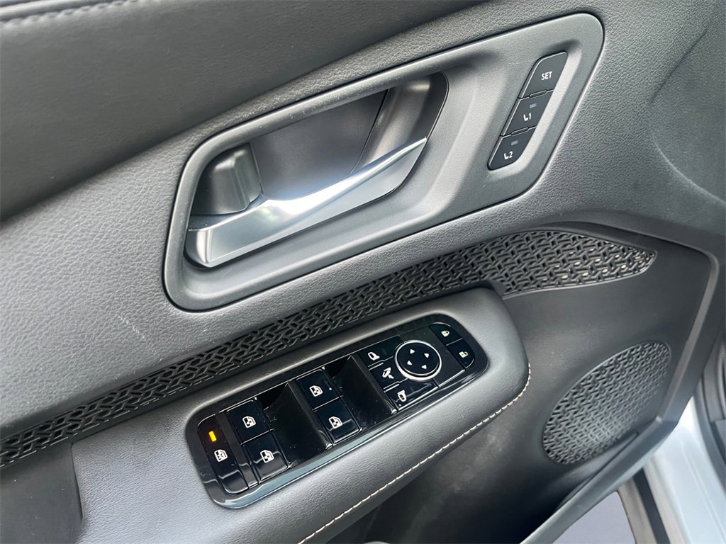 Used 2023 Nissan Ariya AWD image 9