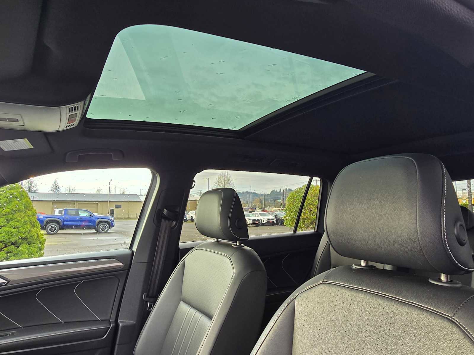 Used 2023 Volkswagen Tiguan SE R-Line image 25