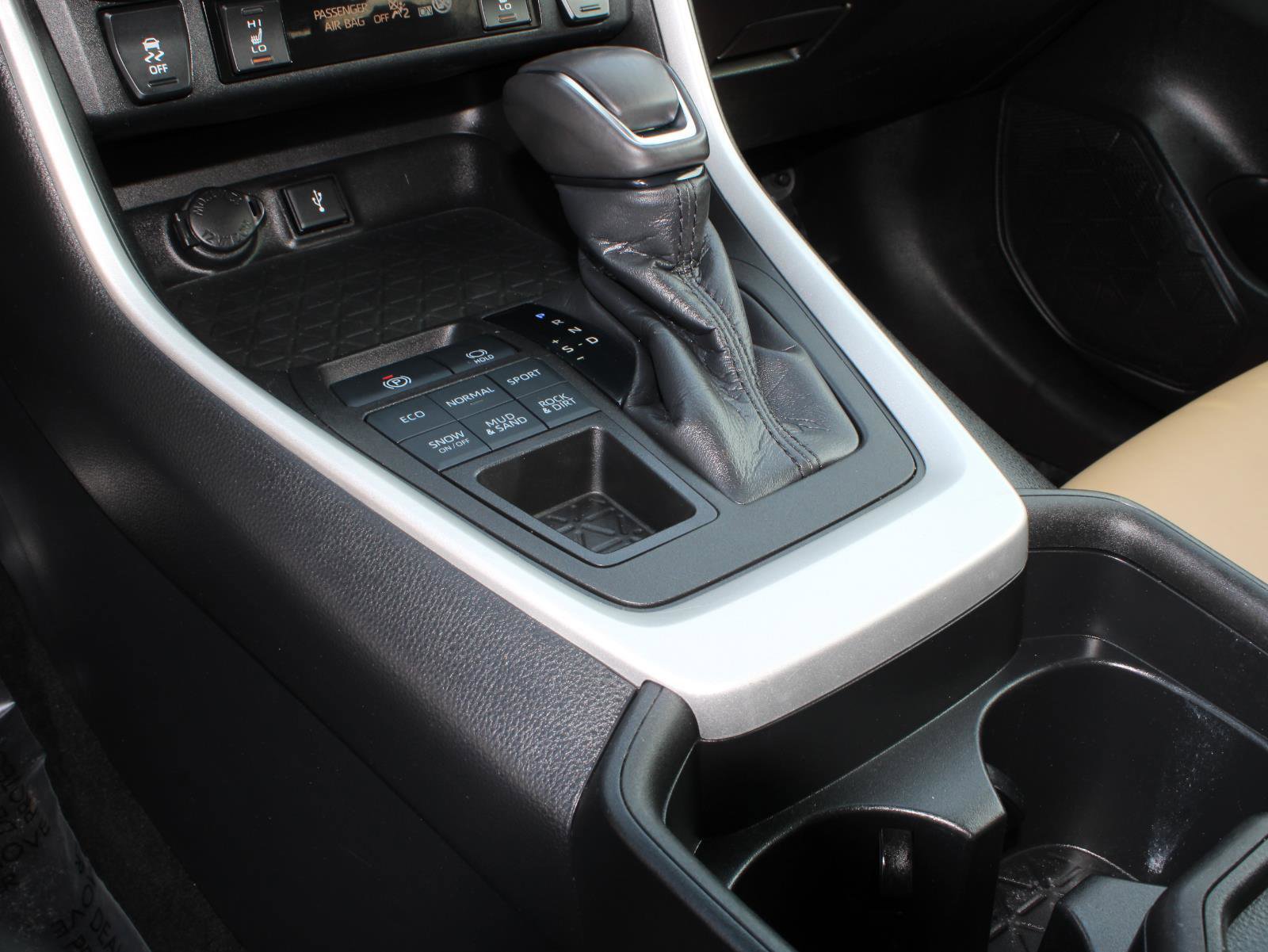 Used 2021 Toyota RAV4 XLE Premium image 17