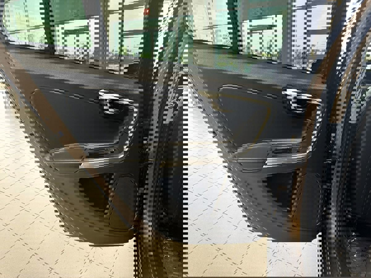 Used 2018 Volvo V60 T5 Cross Country w/ Convenience Package image 41