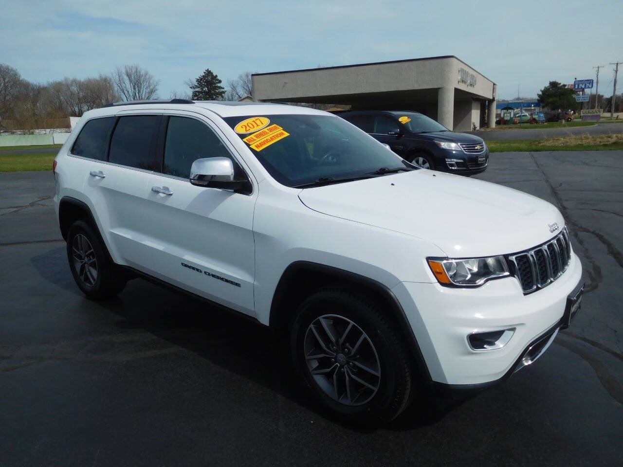 Used 2017 Jeep Grand Cherokee Limited AWD/4WD image 4