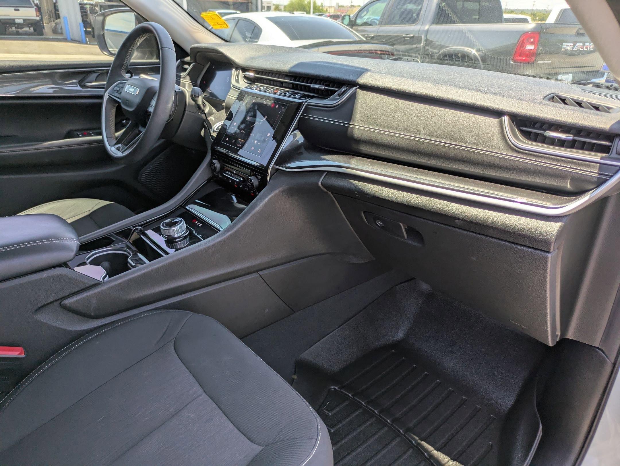 Used 2023 Jeep Grand Cherokee Laredo image 27