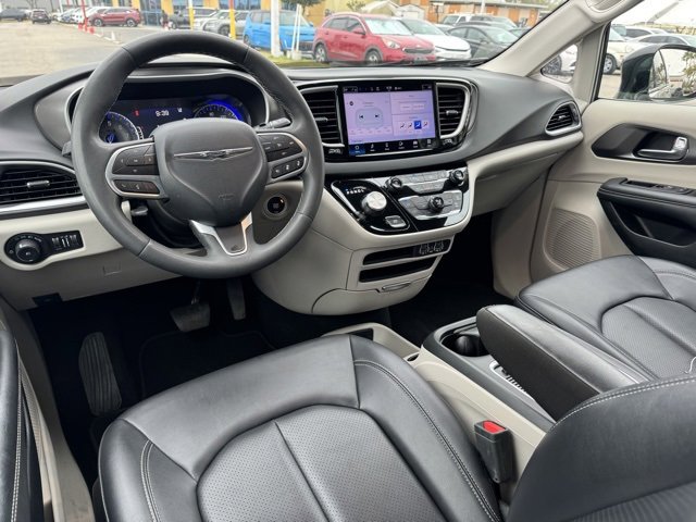 Used 2024 Chrysler Pacifica Touring-L image 12