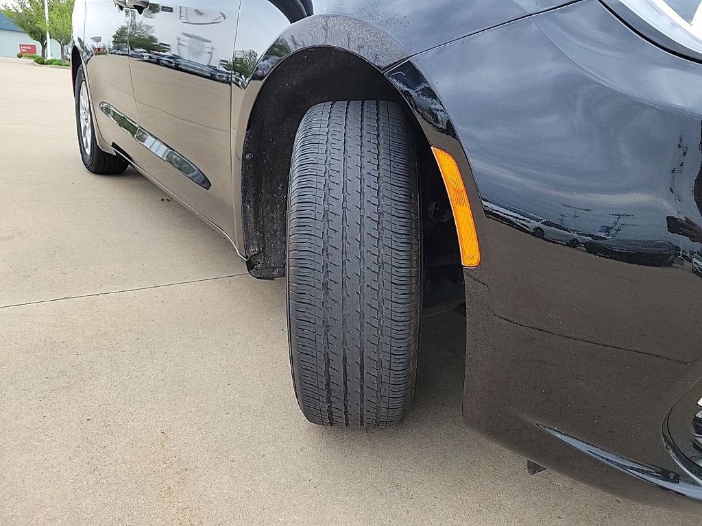 Used 2024 Chrysler Pacifica Touring-L FWD image 17