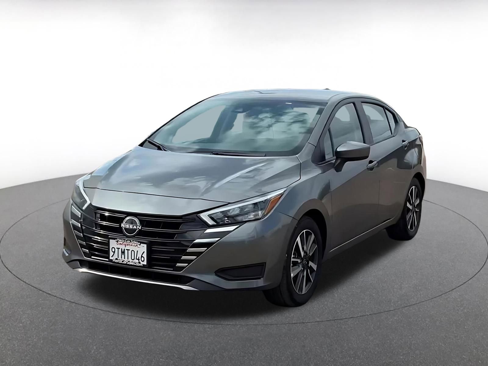 Used 2025 Nissan Versa SV image 4