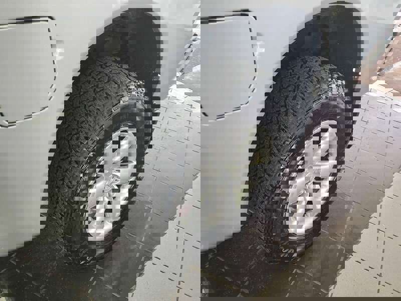 Used 2015 Nissan Titan SV image 30