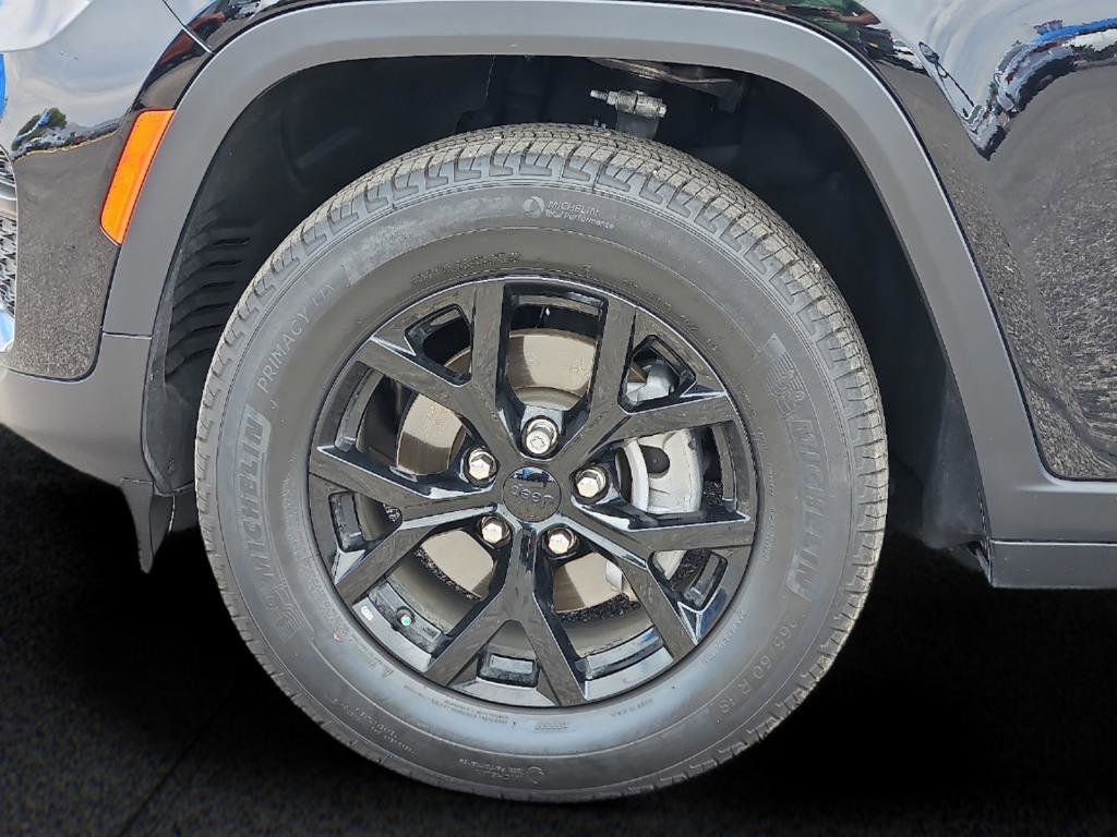 Used 2024 Jeep Grand Cherokee Altitude RWD image 8