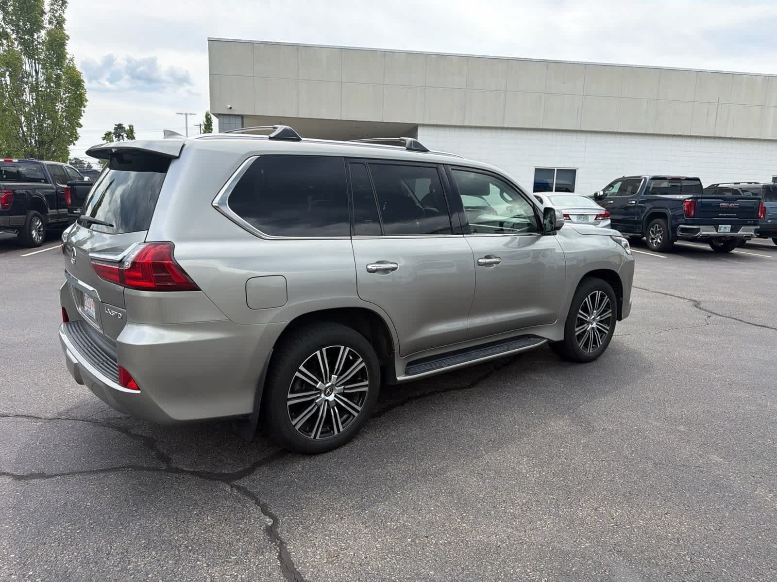 Used 2019 Lexus LX 570 4WD w/ Luxury Package image 9