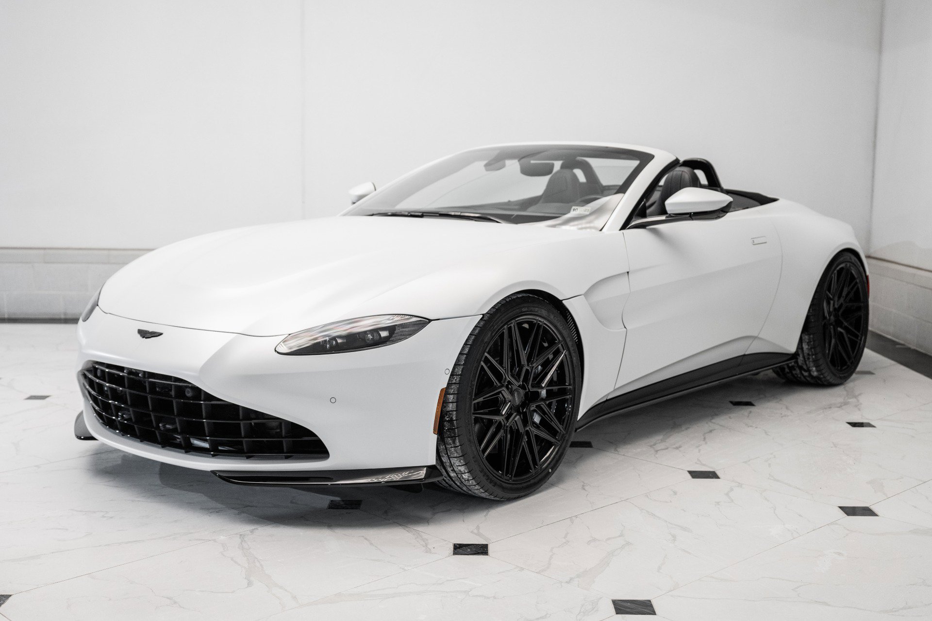 Used 2023 Aston Martin V8 Vantage Roadster image 32