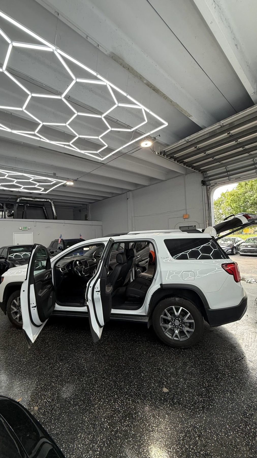Used 2023 GMC Acadia SLT AWD/4WD image 10