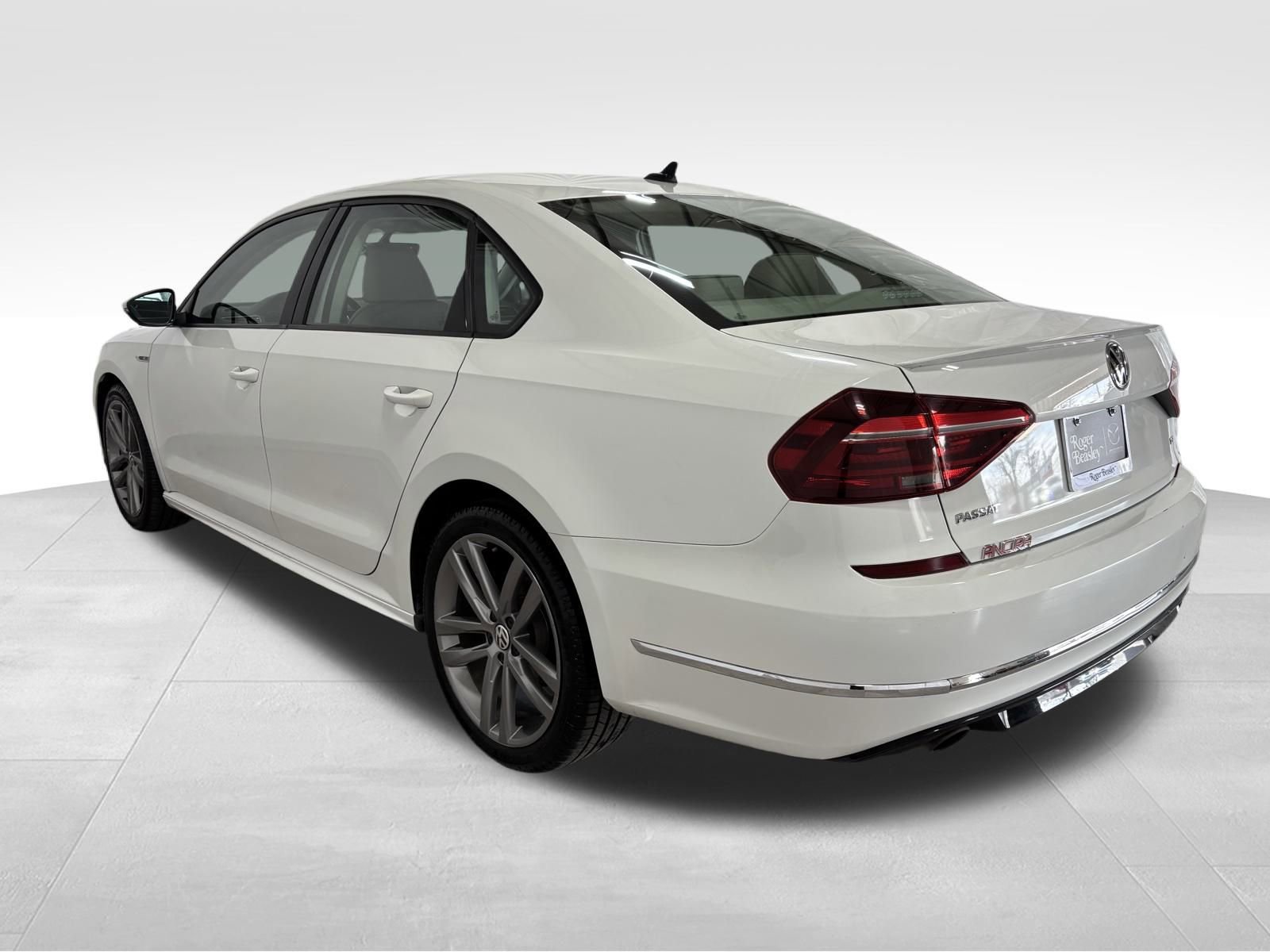 Used 2018 Volkswagen Passat 2.0T R-Line w/ R-Line Lighting Package image 8