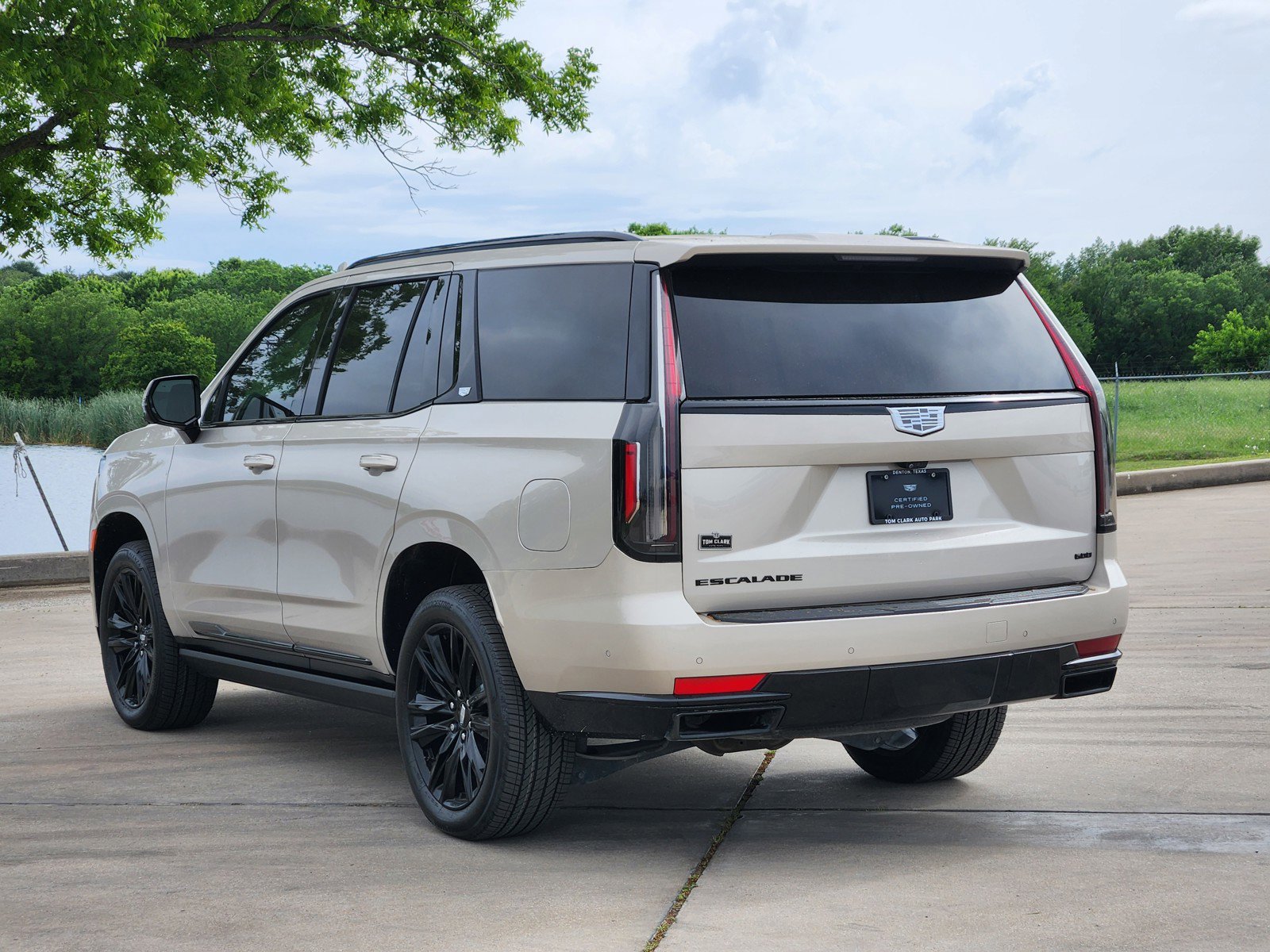 Certified 2022 Cadillac Escalade Sport w/ Touring Package AWD/4WD image 4